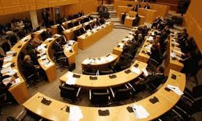 Ένταση και μικροεπεισόδια σημειώθηκαν στο χώρο της βουλής, όπου συνεδριάζει η επιτροπή θεσμών και αξιών, με κύριο αντικείμενο το θέμα των αξιογράφων.στην είσοδο του κτιρίου εισήλθαν. Eishghseis Newn Boyleytwn Gia Thn E3wterikh Politikh Ths Kyproy Sth Boylh 24h Com Cy