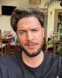 Está fotografía de Manuel carrasco es de un grupo felices fiestas amigos@s  de Facebook abrazos 🩸💥💧🥀🏵️😘🥰🔥⚓⛵🏹💘⛄🧑‍🎄👼🫅👑😘😘