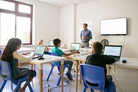 Apa yang dimaksud dengan guru (teacher) ? Peran Guru Dalam Pendidikan 4 0 Yang Tak Tergantikan Robot