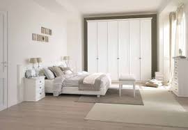 La camera da letto bianca è una scelta di gran classe che proprio per la sua intrinseca neutralità, permette di osare con gli altri complementi d'arredo o con il colore delle pareti intorno. 3 Complementi D Arredo Per Una Camera Da Letto Bianca Pianeta Casa Arredamento Milano