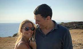 Εν τω μεταξύ χθες, μια μέρα πριν γεννήσει, η τζένη μπαλατσινού ευχήθηκε μέσα από τον προσωπικό της λογαριασμό στο instagram σε όλους χρόνια πολλά ενώ έγραψε με νόημα. Kikilias H Oikogeneia Mas Megalwnei H Fwtografia Sto Instagram Me Thn Tzenh Mpalatsinoy Lifo