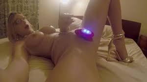 Фальшивая резиновая женщина мастурбирует розовым вибратором - Miss Eva Mae  - силиконовый костюм для всего женского тела M2F