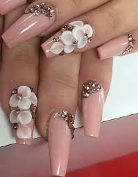 Uñas con piedras decoradas rojas. Facebook