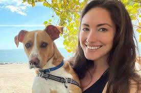 Diikuti Anjing Liar Sejauh 6 Kilometer, Perempuan Ini pun Akhirnya Luluh  dan Mengadopsinya