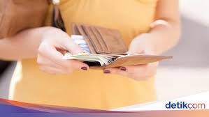 Perlu diketahui manakala bermimpi yang berkaitan dengan mimpi melihat uang kertas, biasanya penjelasan mimpinya terkait dengan suasana sebal. Arti Sebenarnya Mimpi Pegang Uang Banyak Bukan Mau Dapat Rezeki