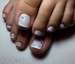 Basta con buscar en la web y en redes sociales como instagram, para encontrarnos con un montón de inspiración a la hora de decorar la manicura. Decoracion De Unas Para Pies Los Mejores Disenos En Tendencia Paperblog