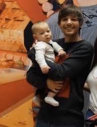 It S Just A Bad Day Not A Bad Life Louis Tomlinson Wemadeit I Just Want These Kinds Of Pictures With Freddie Too Louis Is So Amazing With Too Bad Bc Of Thes Louis Tomlinson Kid Louis Imagines Louis Tomlinsom