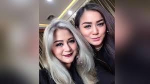 Juwita thofany sanjaya (born in jakarta, january 1, 1996) is a dangdut singer and cinema actress who is the daughter of both spouses memo sanjaya and annisa. Membandingkan Karier Juwita Dan Jelita Bahar Kumparan Com