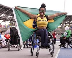 Imagem de Atletas paralímpicos treinando em um parque acessível