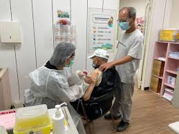 麻腮风三联疫苗（英語：measles mumps and rubella vaccine, mmr），港澳台译为麻疹腮腺炎德國麻疹混合疫苗，，大陆简稱麻腮风疫苗，是预防麻疹、腮腺炎、风疹（德國麻疹）的疫苗，由三種疾病病毒的活性減毒性病毒混合而成，是以注射的方式施打疫苗。 39xenxgkerpxem
