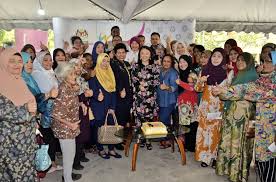 Saya redha dengan takdir yang telah tertulis dalam hidup saya, bergelar ibu tunggal pada usia yang muda. Hannah Yeoh On Twitter Dialog Di Ppr Batu Muda Kuala Lumpur Bersama Golongan Ibu Tunggal Wanita Dan Warga Emas Mengenai Isu Perumahan Keganasan Rumah Tangga Dan Bantuan Kebajikan Kpwkm Jpwanita Https T Co 4808r0e4q7