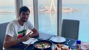 Peribahasa bagai pinang dibelah dua ini membawa maksud: Bagai Pinang Dibelah Dua Petenis Ini Terlalu Mirip Liam Hemsworth