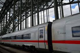 Doch stattdessen baut die deutsche bahn die erste klasse sogar munter aus: Steckdosen Im Zug So Verbringst Du Deine Bahnfahrt Unter Strom Refundrebel