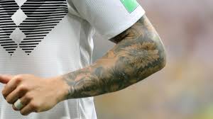 Toni kroos' tattoo shows (on the upper arm) his brother's name felix and a card (an ace). Wm Quiz Welchen Deutschen Spielern Gehoren Diese Tattoos Eurosport