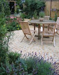 Traditional Courtyard Garden With Cobbles And Lavender Bauerngarten Garten Ideen Garten
