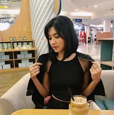 Tutorial rambut pramugari dapat dengan mudah dipraktekkan. Foto Rambut Pendek Mikha Tambayong Jadi Lebih Kekinian Dan Kece Kapanlagi Com