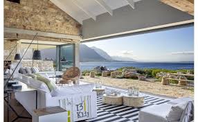 Une Maison De Vacances Avec Vue Sur L Ocean Et Les Falaises Planete Deco A Homes World En 2020 Maison De Vacances Maison En Pierre Maison A Louer