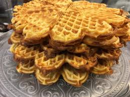 I denne oppskriften på vafler er brunosten inni vaflene. Kokkejaevel Verdens Beste Vafler