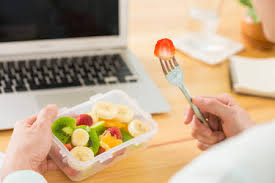 No te pierdas ninguna de las recetas que he preparado para ti porque incluye poquito de todo (entrantes, primeros platos, segundos platos, postres y recetas básicas). 73 Recetas Para Comer Sano En El Trabajo Y Sin Usar Microondas