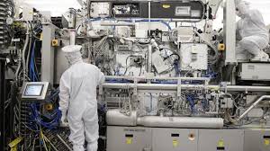 Some observers have noted that asml may have a backlog of as many as 49 euv scanner orders, even with these shipment targets. Asml Verfugbarkeit Von Euv Scannern Auf 85 Prozent Gesteigert Golem De