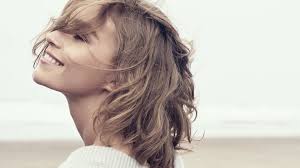 Maschile, lasciata crescere fino a ricadere sul . Archive Lynne Y Studio Ltd