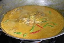 Kat sini saya mengaku, saya belum master lagi dalam gulai ikan ni. Gulai Ikan Tongkol Lauk Nasi Dagang Azie Kitchen