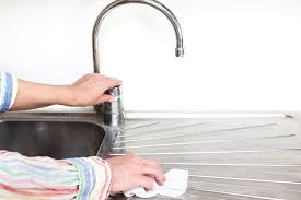 Voici Comment Faire Des Lingettes Desinfectantes Pour Toute La Maison En 2020 Desinfectant Maison Lingette Desinfectant