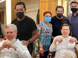 Além de sobrinha, dory também trabalha na. Aos 90 Anos Silvio Santos Pinta Os Cabelos De Castanho