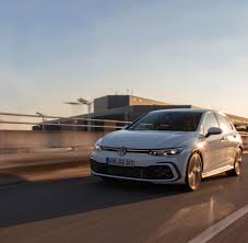 The most digitally advanced golf gti has been given 11kw more power than its predecessor.the 2.0l turbocharged engine now develops 180kw with a torque peak of 370nm. Mit Karos Und Kawumm Test Vw Golf 8 Gti Welt
