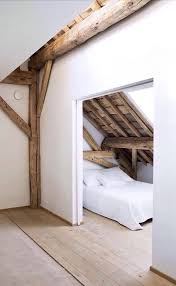 Comment Amenager Un Lit Cosy Sous La Pente Du Toit Maison Idee Combles Amenagement Combles Chambre