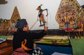 Sementara itu asal usul keberadaan wayang kulit ini belum ditemukan bukti yang kongkrit. 5 Fakta Dalang Profesi Unik Yang Hanya Ada Di Indonesia Boombastis