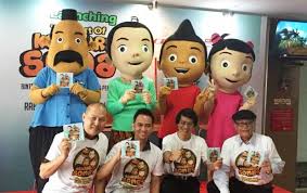 Ketik di rumah ia sering memakai kaos tanpa lengan dan sarung. Inilah Bungkus Baru Animasi Keluarga Somat Voicemagz
