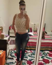 ميرنا شلفون بإطلالة مثيرة وسلفي من غرفة نومها بالصورة fashion style legging
