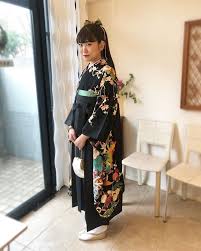 着物レンタル灯屋2 akariya2 さんはinstagramを利用しています ご卒業おめでとうございます 黒振袖 黒袴 ありそうでなかった組み合わせ アンティーク振袖に描かれた古典柄が一層引き立ち 繊細な染め文様の風合いが伝わりますね シンプル fashion
