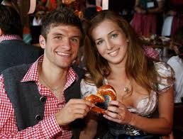 Felicitas woll verrät den namen des vaters ihres kindes, wolfgang bosbach wird opa und thomas müller postet ein foto von seinem nachwuchs. Bayern Germany On Twitter Thomas Muller Have A Child I M Very Busy It S Hard To Be A Footballer And A Full Time Dad Bild Am Sonntag