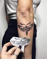 Amo El Placement Y Quiero Un Calavera Moth Ahi Lmao Hand Tattoos Tattoos For Women Elbow Tattoos