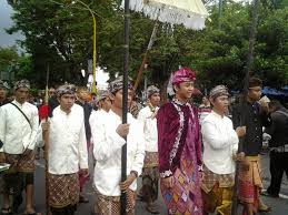 Seringkali, motif songket untuk sapuk bertuliskan kalimat yang diambil dari kitab suci khususnya al sapuk biasa dikenakan bersama pakaian adat suku sasak lombok yaitu : Kain Tenun Songket Sukerare Pakaian Adat Khas Lombok