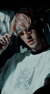 Dark, emotionally reaching rapper/songwriter who rose quickly to fame before his untimely death in 2017. Lil Peep Wallpaper Enjpg