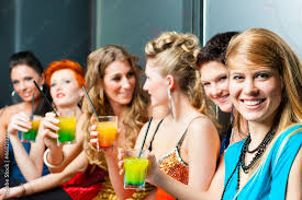 Frauen in einem Club oder einer Disco mit Cocktails Stock-Foto | Adobe Stock