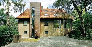 Wie Ein Holzturm Mit Flachdach Steigt Das Moderne Treppenhaus Durch Den Bau Alle Etagen Sind Nun Separat Nutzbar Haus Treppe Haus Altes Haus