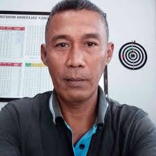 This takes 'couch surfing' to a whole new level...😂