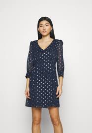 El producto naf naf de zalando también está disponible en más tiendas online de ropa y moda. Naf Naf Party Cocktailkleid Festliches Kleid Bleu Marine Dunkelblau Zalando De