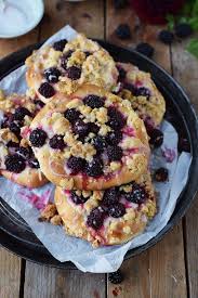 Streuselschnecken Mit Brombeeren Blackberry Crumble Buns Brombeeren Brombeeren Rezepte Lebensmittel Essen