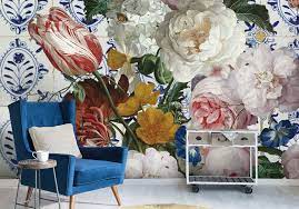 bloemen behang sien grote bloemen en oud hollandse tegels geprint op fotobehang super hip behang voor je keuken woonkamer bloemen behang behang fotobehang