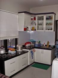 Dapur sederhana ini memiliki kesan elegan dengan cat serba putih susunya. Model Dapur Sempit