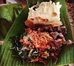 Sambal pecel 4 sdm minyak goreng 4 buah cabai merah 6 buah cabai rawit 6 siung bawang putih 6 cm kencur 15 lembar daun jeruk, iris halus 2 sdt terasi 100 g gula merah 2 sdm air asam jawa pekat 1 sdt garam. Pecel Madiun Ini Saksi Revolusi Indonesia Travel Tempo Co