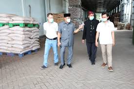 Selain membuat pintu, arkana jati juga bisa memproduksi berbagai mebel atau furniture lainnya. Cak Hud Sidak Prokes Di Pt Aneka Kakao Sidoarjo Surabayaonline Co