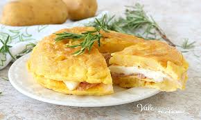 È ottima per un pranzo per preparare la frittata con stracchino prendete una ciotola e sbattete dentro le uova; Frittata Di Patate Ripiena Con Prosciutto E Stracchino