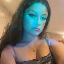 Hola soy ilustrador Hace poco he cambiado mi estilo pero si te gustan los  diseños de personajes y las lindas ilustraciones pasa por mi página ❤️  Artistas en hilos