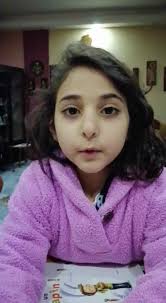 Mira Ghassani, de la classe d'EB2, dit la poésie 'Le pommier rose' de  Maurice Carême de manière expressive.